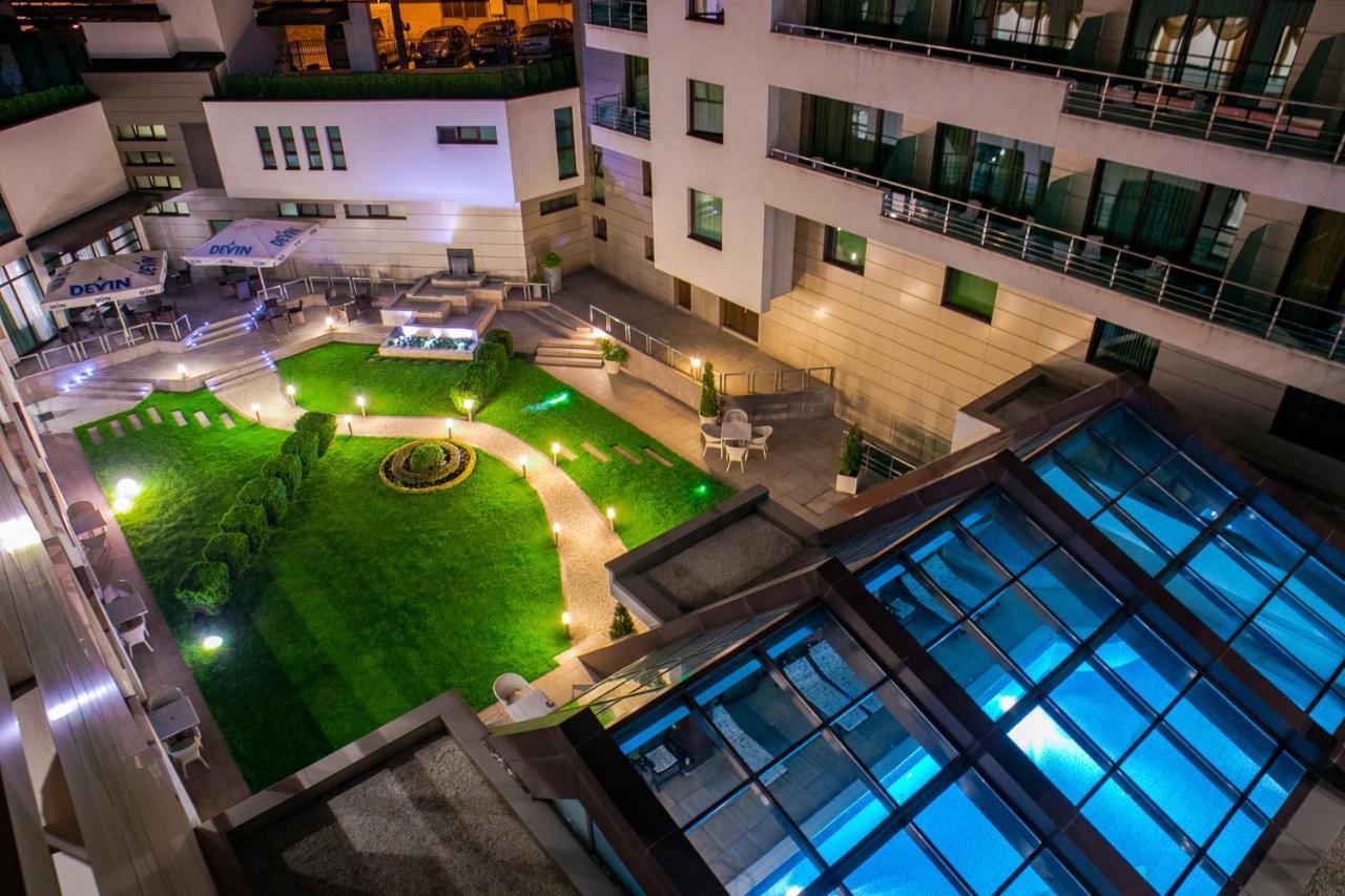 דבין Spa Hotel Persenk מראה חיצוני תמונה The courtyard of the hotel