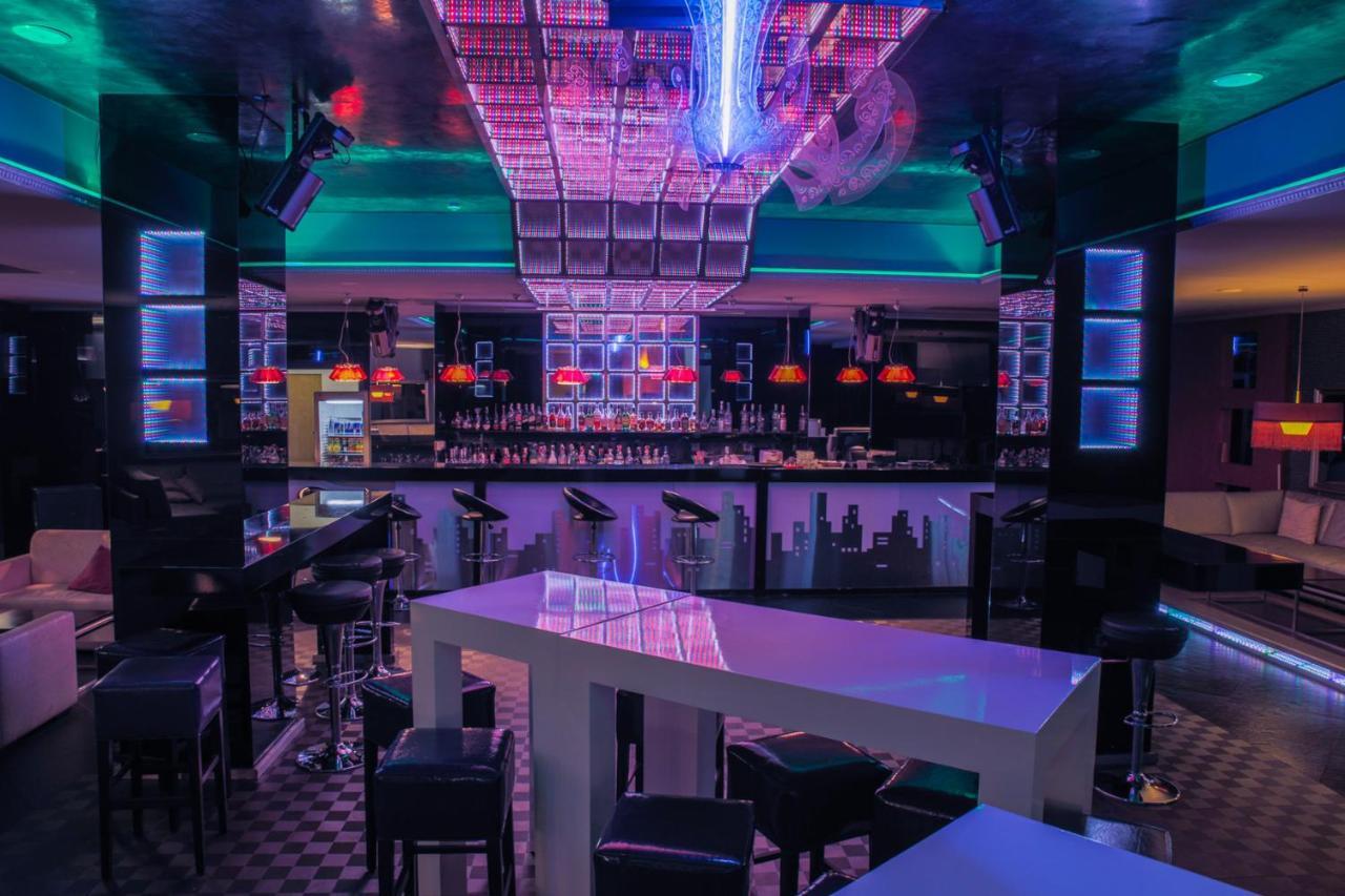 דבין Spa Hotel Persenk מראה חיצוני תמונה The interior of the nightclub