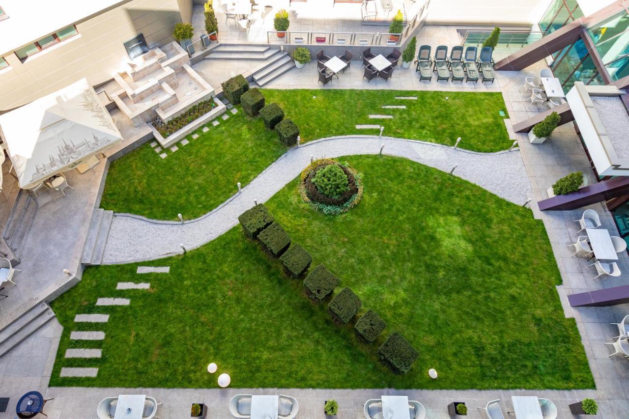 דבין Spa Hotel Persenk מראה חיצוני תמונה The courtyard of the hotel