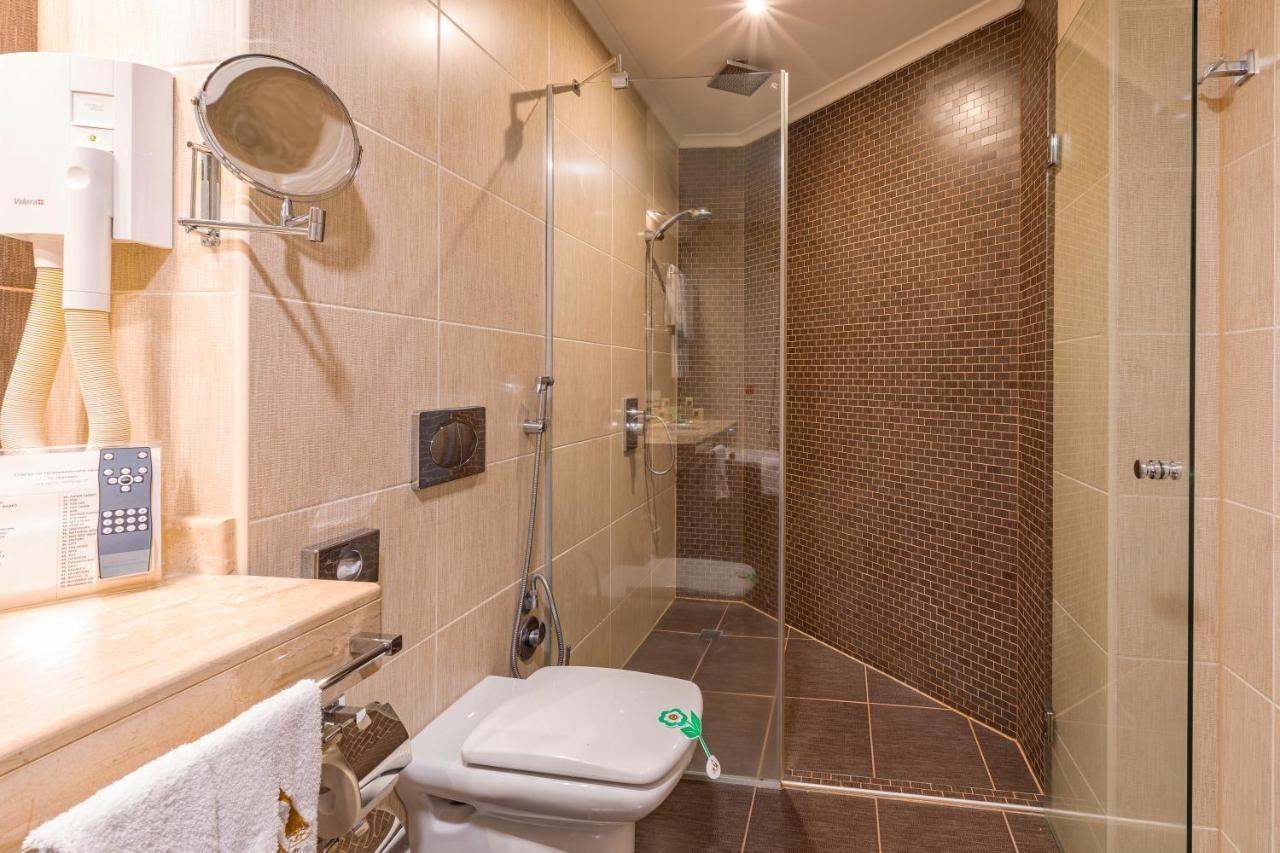 דבין Spa Hotel Persenk מראה חיצוני תמונה A shower cubicle