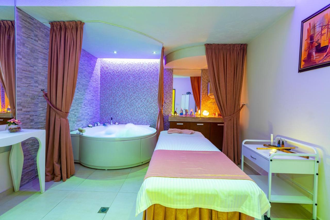 דבין Spa Hotel Persenk מראה חיצוני תמונה A spa treatment room
