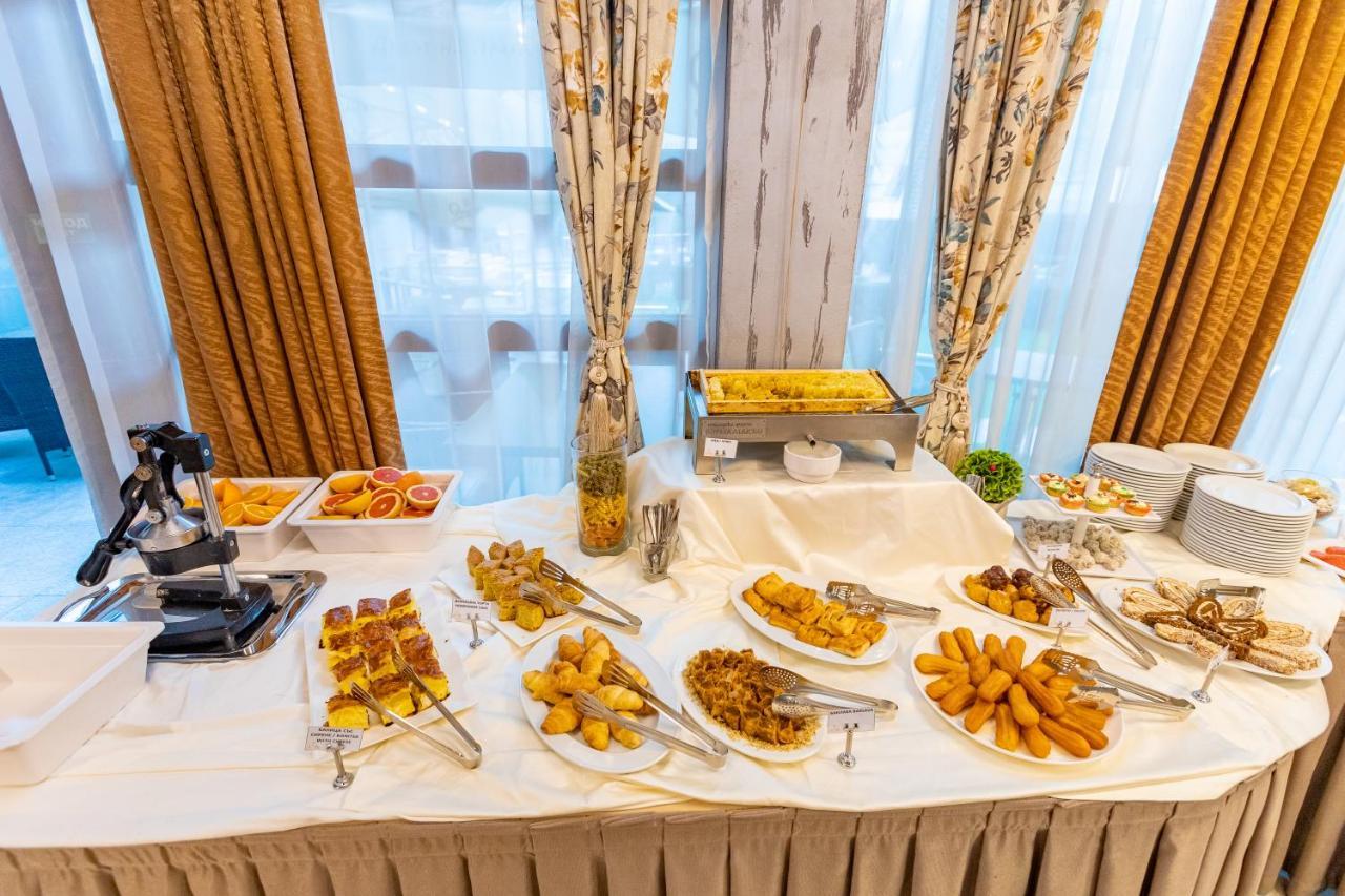 דבין Spa Hotel Persenk מראה חיצוני תמונה A buffet table with a selection of Indian snacks