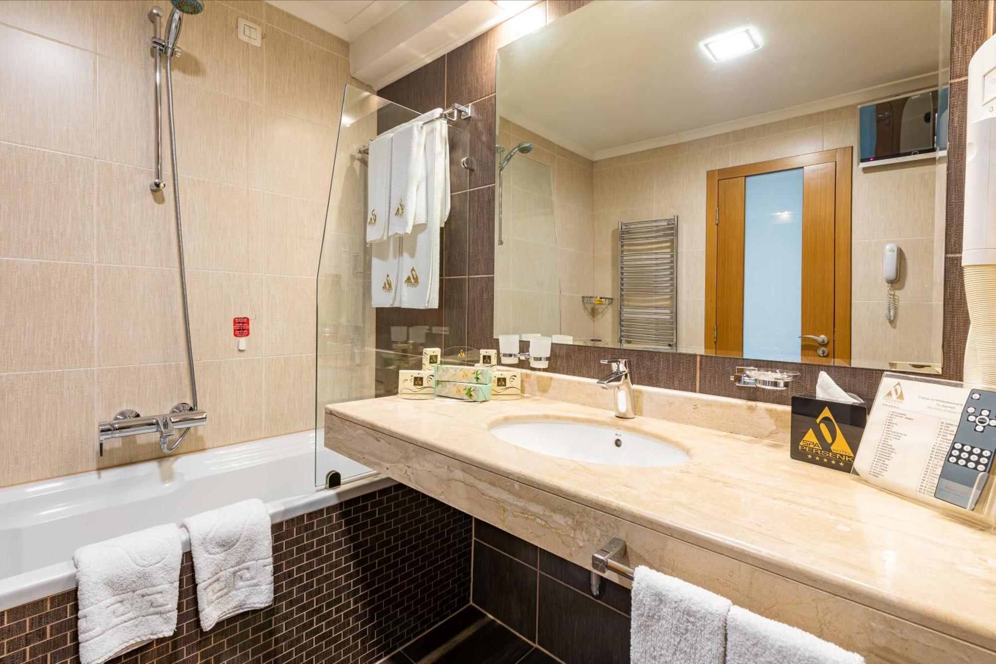 דבין Spa Hotel Persenk מראה חיצוני תמונה Bathroom