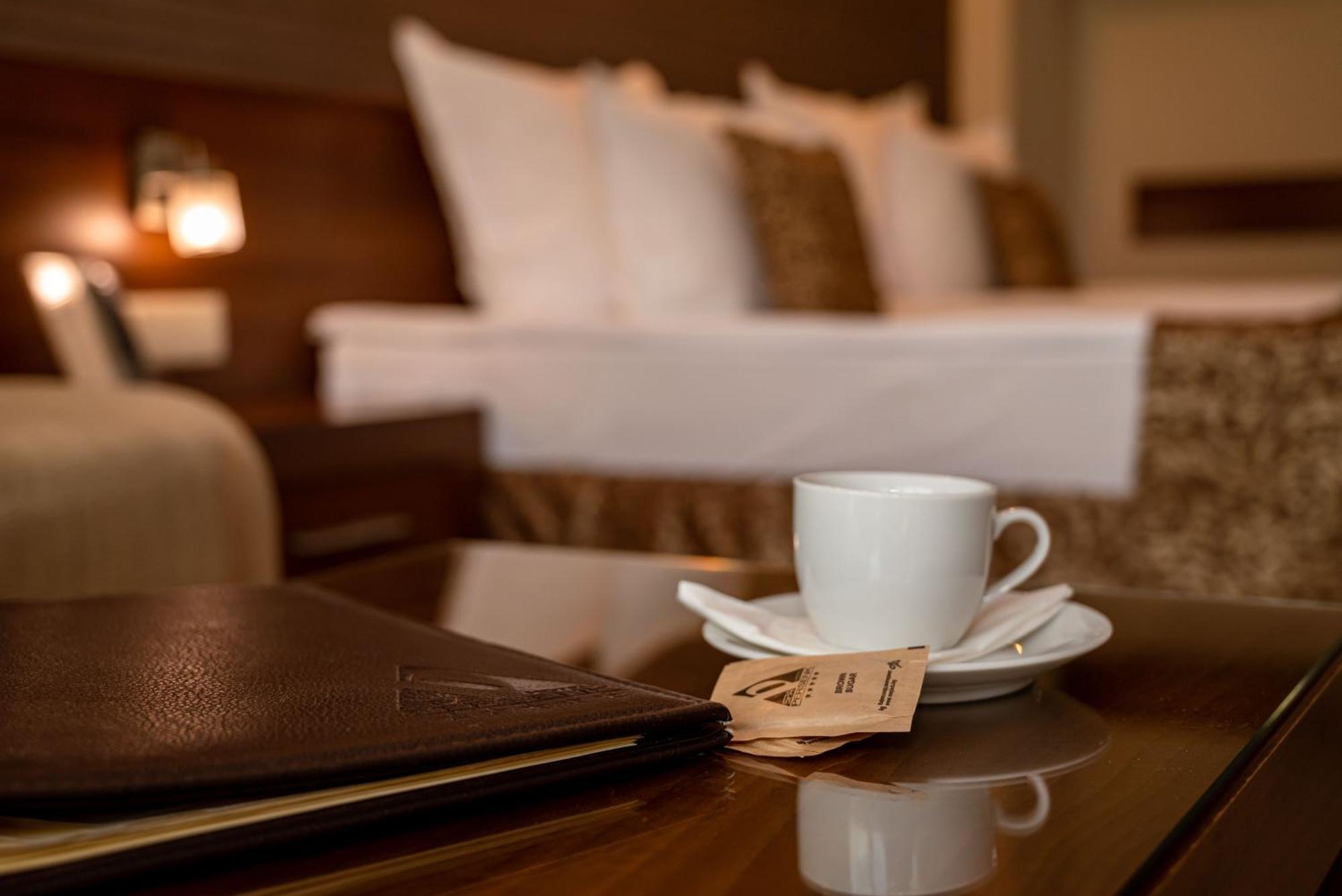 דבין Spa Hotel Persenk מראה חיצוני תמונה A coffee cup in a hotel room