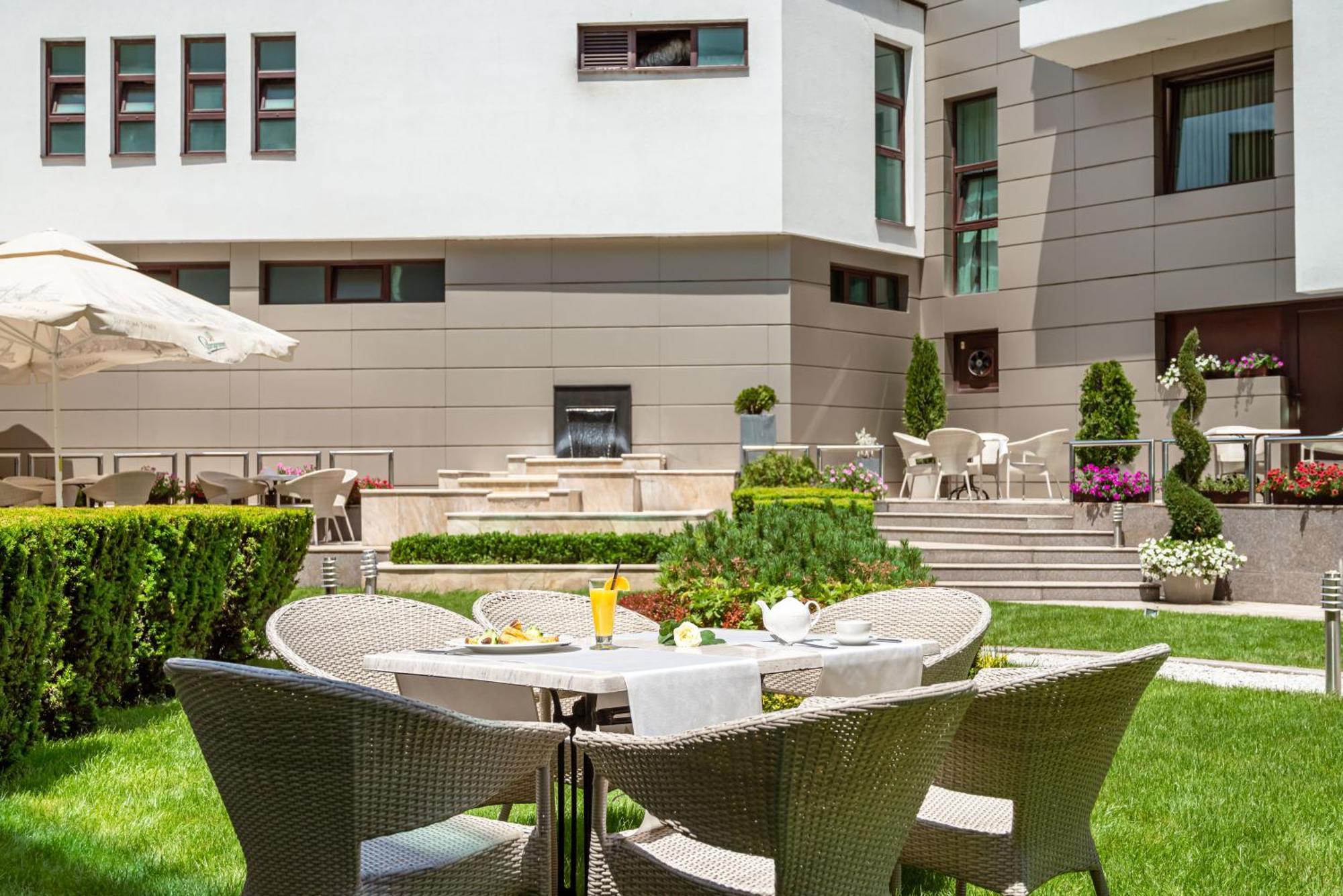 דבין Spa Hotel Persenk מראה חיצוני תמונה The hotel's garden