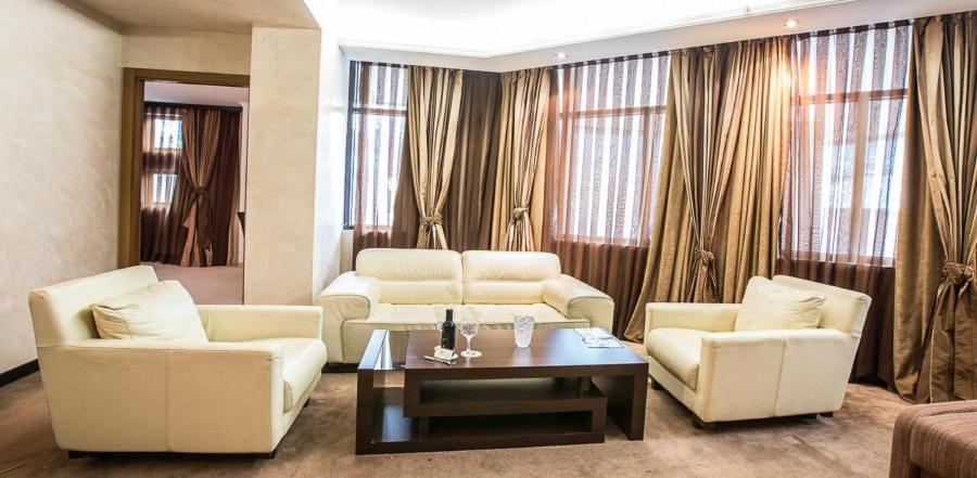 דבין Spa Hotel Persenk חדר תמונה A living room with curtains
