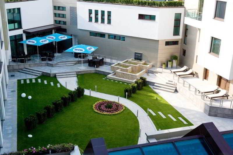 דבין Spa Hotel Persenk מראה חיצוני תמונה The hotel's courtyard