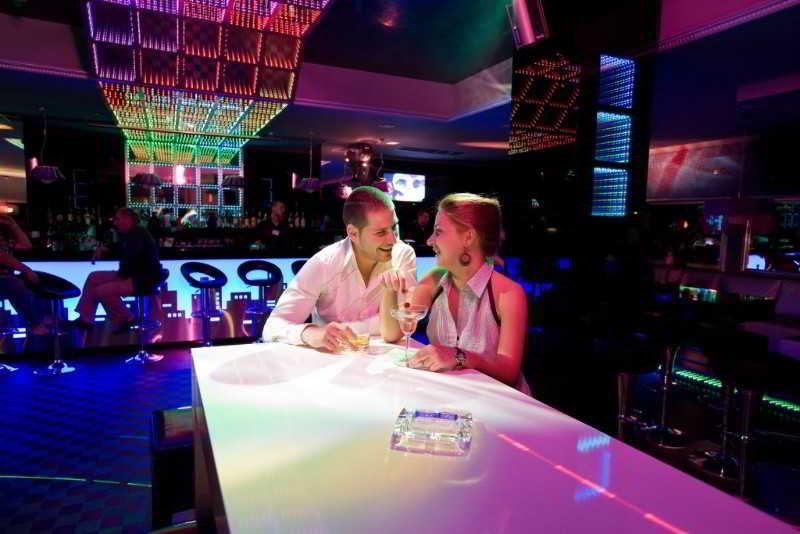 דבין Spa Hotel Persenk מראה חיצוני תמונה The bar at the nightclub